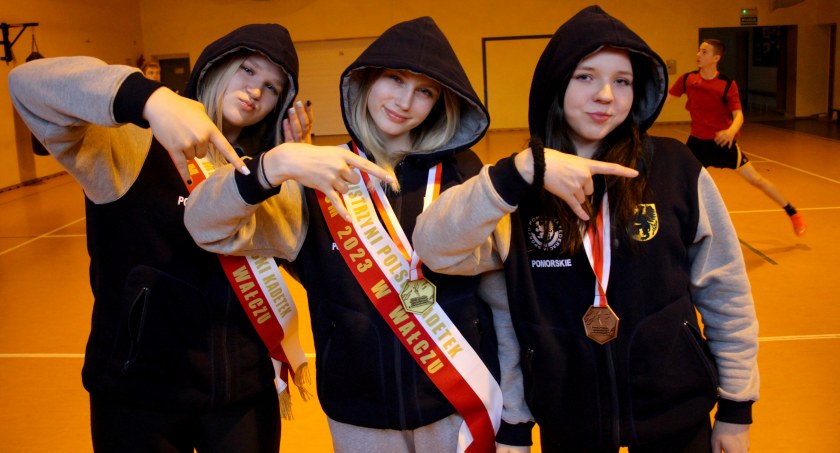 Medalistki pochwaliły się zdobyczami z Ogólnopolskiej Olimpiady Młodzieży (fot. M. Sagrol)