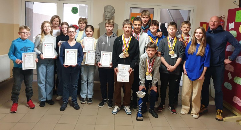Medale i puchary zdobyte przez uczniów SP5.