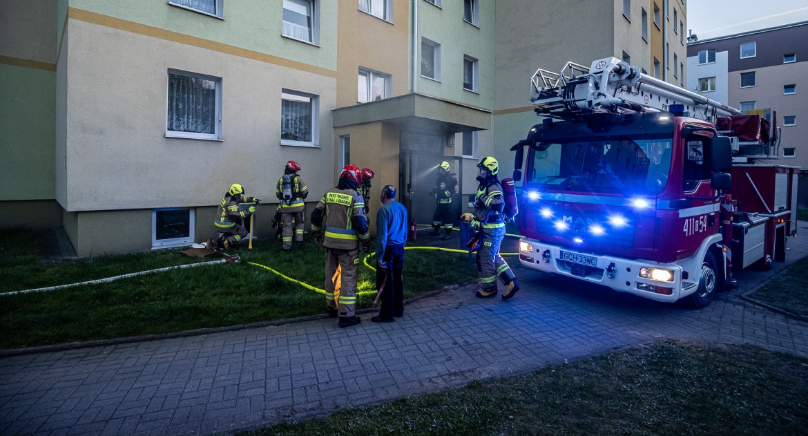 Pożar, Pożar piwnicy bloku Rzepakowej (FOTO WIDEO) - zdjęcie, fotografia