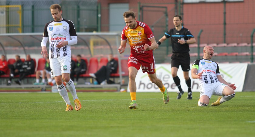 Kamil Mazek wykończył składną akcję Chojniczanki i zdobył gola na 1:0.