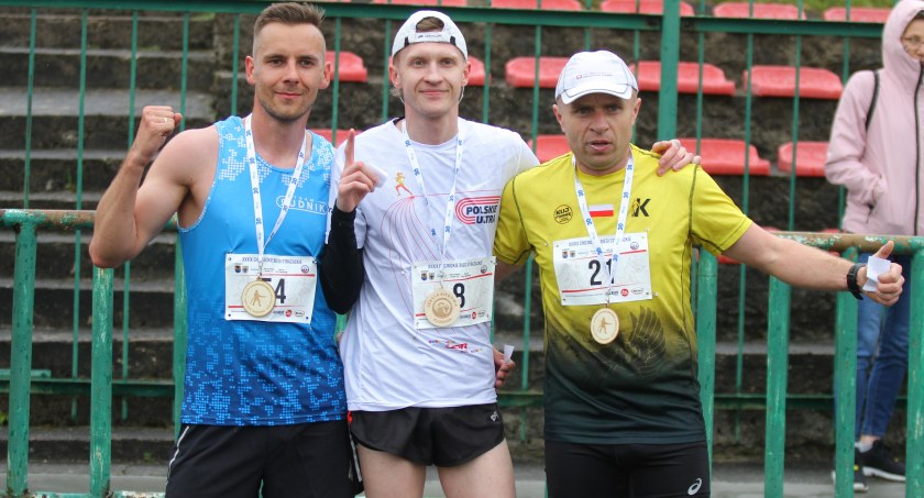 Damian Rudnik, Mateusz Dajnowski i Krzysztof Jurak tuż po przekroczeniu linii mety.