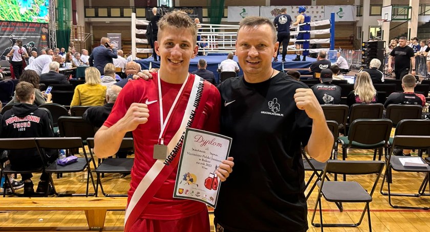 Szymon Szczukowski z trenerem Marcinem Gruchałą.