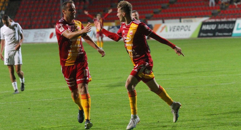 Tomasz Mikołajczak i Antoni Prałat zapewnili Chojniczance awans do kolejnej fazy rozgrywek.