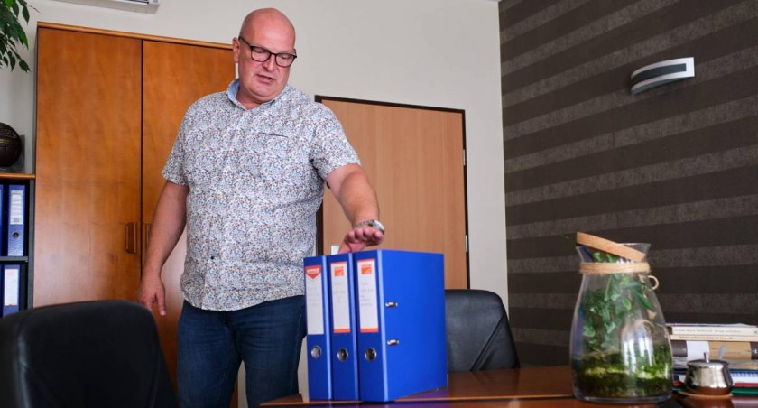 Prezes Klemann pokazuje dokumentację skierowaną do Wód Polskich w sprawie nowej taryfy.