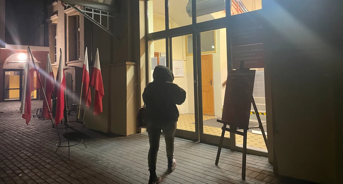Wejście do lokalu wyborczego w SP1 w Chojnicach.