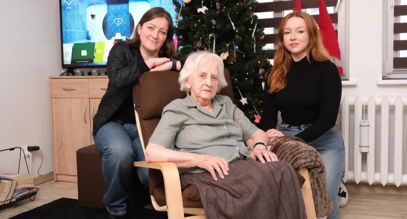 Bronisława Rutkowska z wnuczką Joanna i prawnuczką Livią.