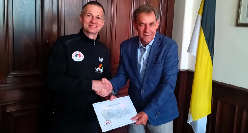 A. Finster odbiera podziękowania od prezesa TS Chojnice M. Pawlaka/fot. M. Drejer