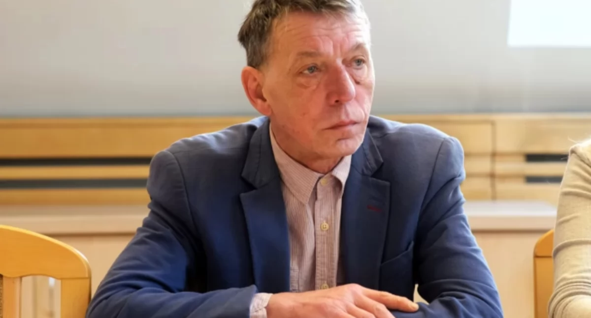Rady samorządowe, Przez stertę desek Zbigniew Nojman problem mandatem radnego - zdjęcie, fotografia