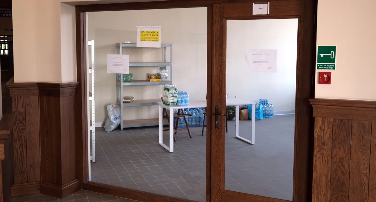 Akcje charytatywne, Pomagamy powodzianom zbiórka rzeczy ofiar ulewy południu Polski - zdjęcie, fotografia