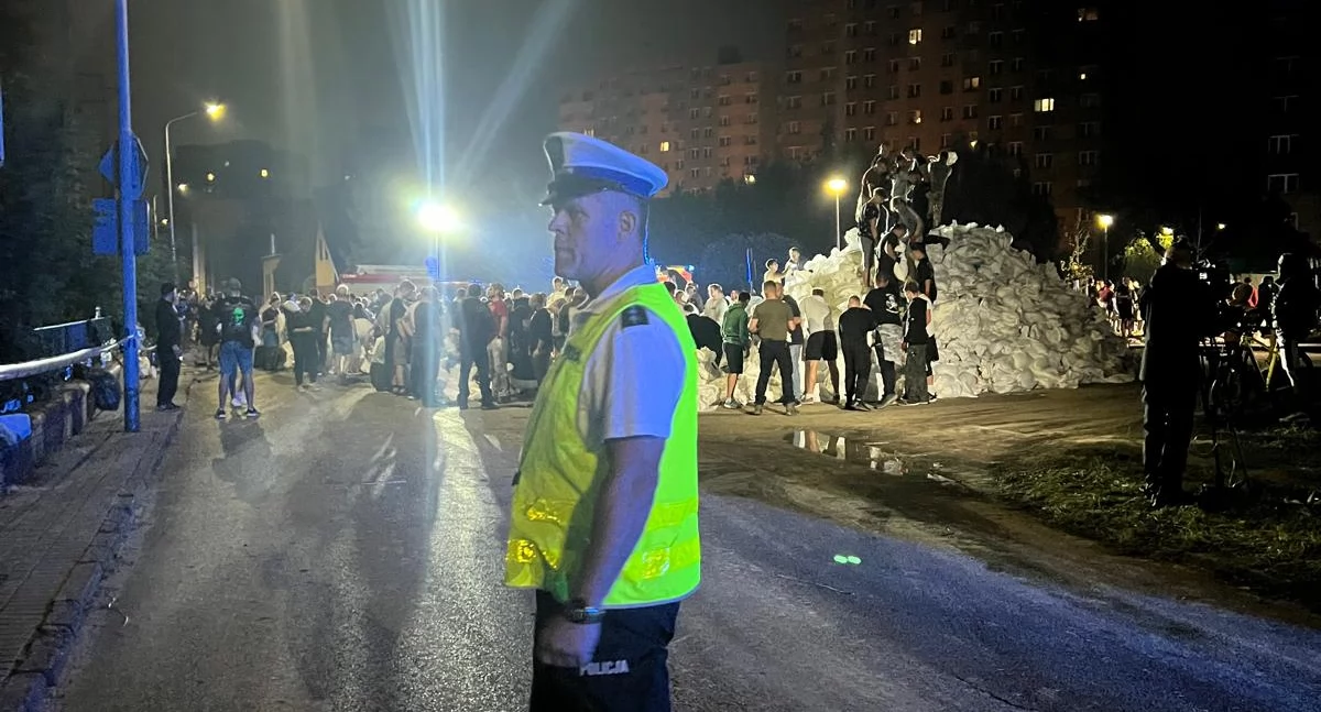 Wydarzenia publiczne, Policjanci Chojnic wspierają mieszkańców Oławy walce powodzią - zdjęcie, fotografia