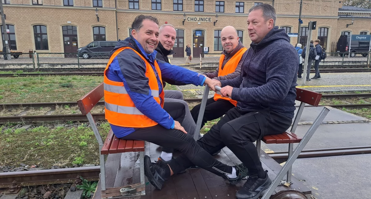 Wydarzenia publiczne, Drużyna starostwa powiatowego wygrywa zawody drezynowe dzięki technice sile! - zdjęcie, fotografia