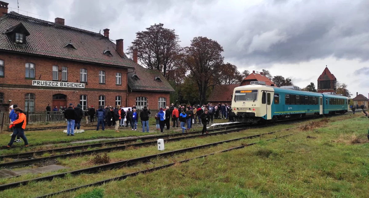 Komunikacja publiczna, Mikołajkowy przejazd pociągiem specjalnym Pruszcza Bagienicy! - zdjęcie, fotografia