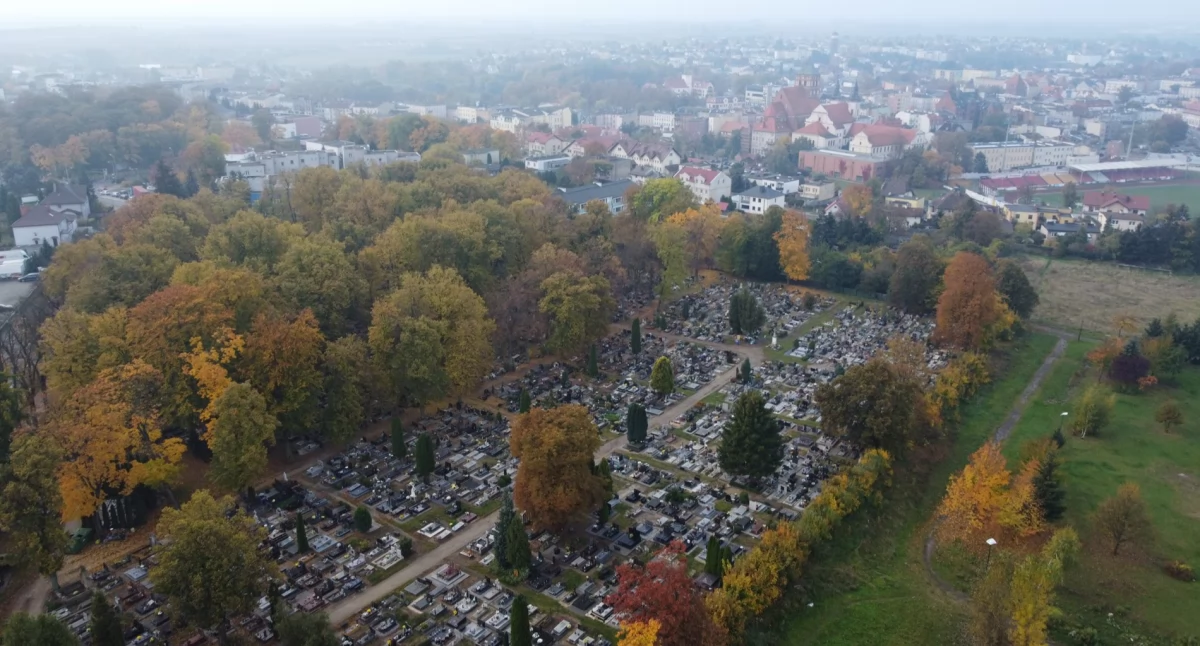 Pogoda w regionie, Pogoda przed Wszystkimi Świętymi pozwoli porządkowanie grobów Chojnicach - zdjęcie, fotografia