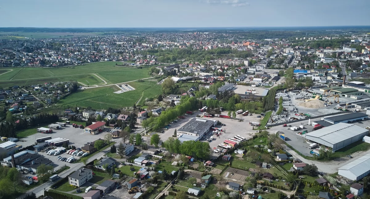 Interwencje Czasu Chojnic, Samochody wałach zbiornika Sobierajczyka - zdjęcie, fotografia