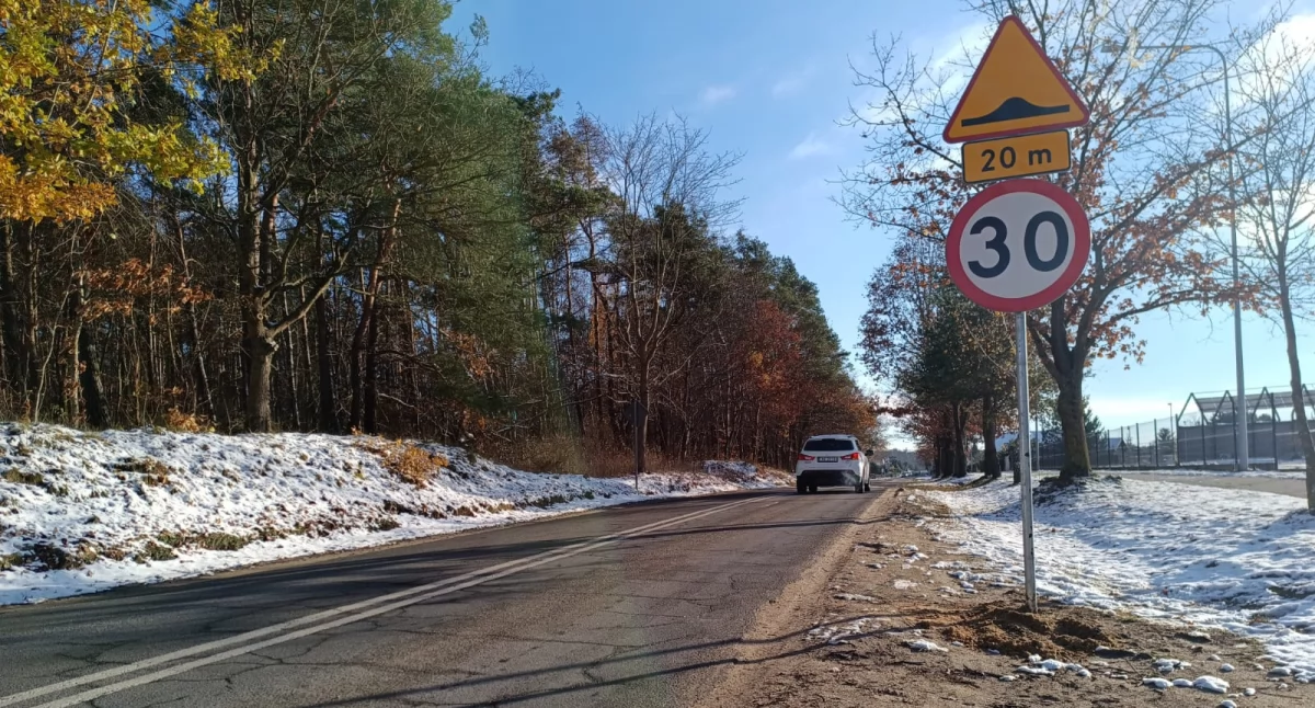 Inwestycje i remonty, Koniec piratowania Chojniczkach Zamontowano kolejny próg zwalniający - zdjęcie, fotografia