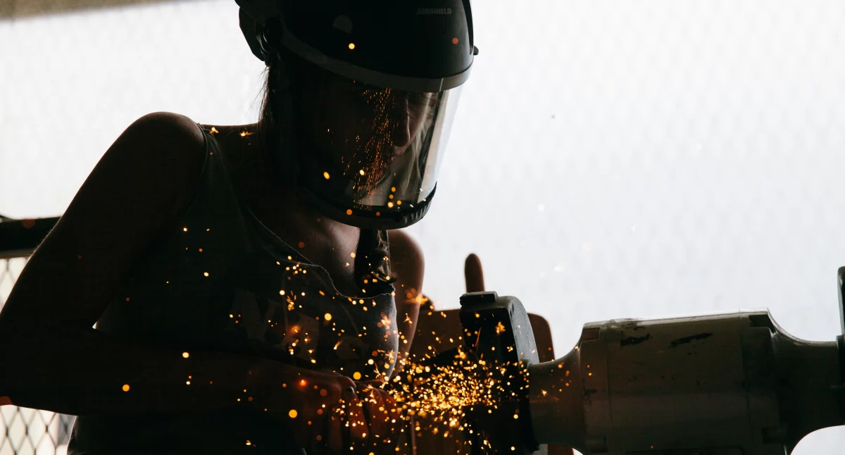 Artykuł sponsorowany, cięcie laserowe metali przekształca produkcję branży meblarskiej - zdjęcie, fotografia
