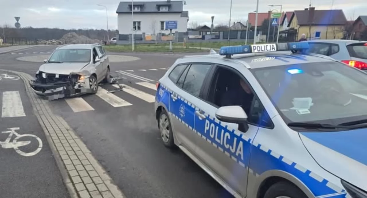 Wypadek, Policja poszukuje kierowcy który spowodował kolizję rondzie - zdjęcie, fotografia