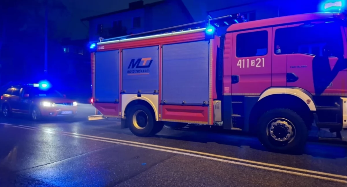 Straż pożarna, Nocny wyjazd straży wycieku ziemnego - zdjęcie, fotografia