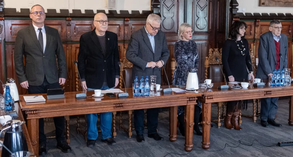 Rady samorządowe, Minuta ciszy ofiary poniedziałkowego wypadku - zdjęcie, fotografia