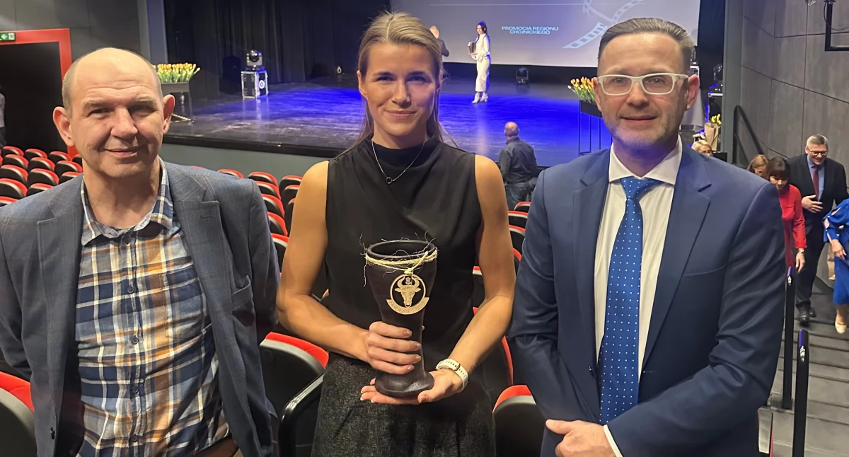 Rafał Bieliński (vice prezes klubu), Magdalena Szpera (zawodniczka RDL i reprezentantka Polski) oraz Marcin Synoradzki (prezes RD BSC) wraz z nagrodą 