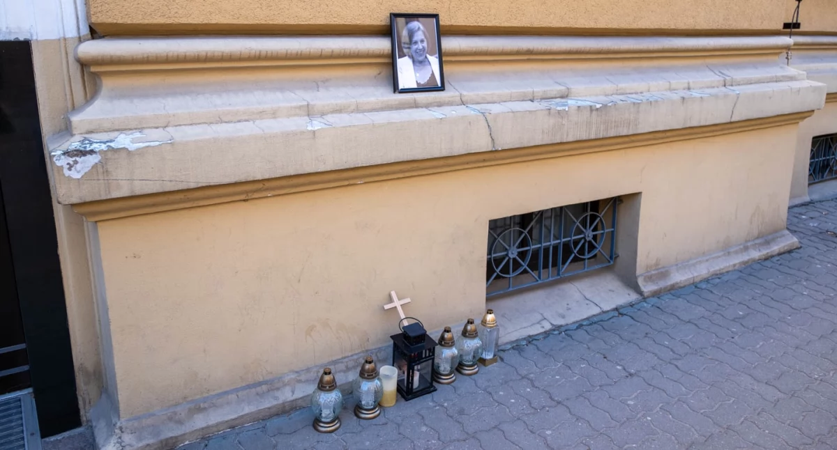 Politycy w Chojnicach, Znicze krzyż Sądem Rejonowym Chojnicach upamiętniające Barbarę Skrzypek - zdjęcie, fotografia