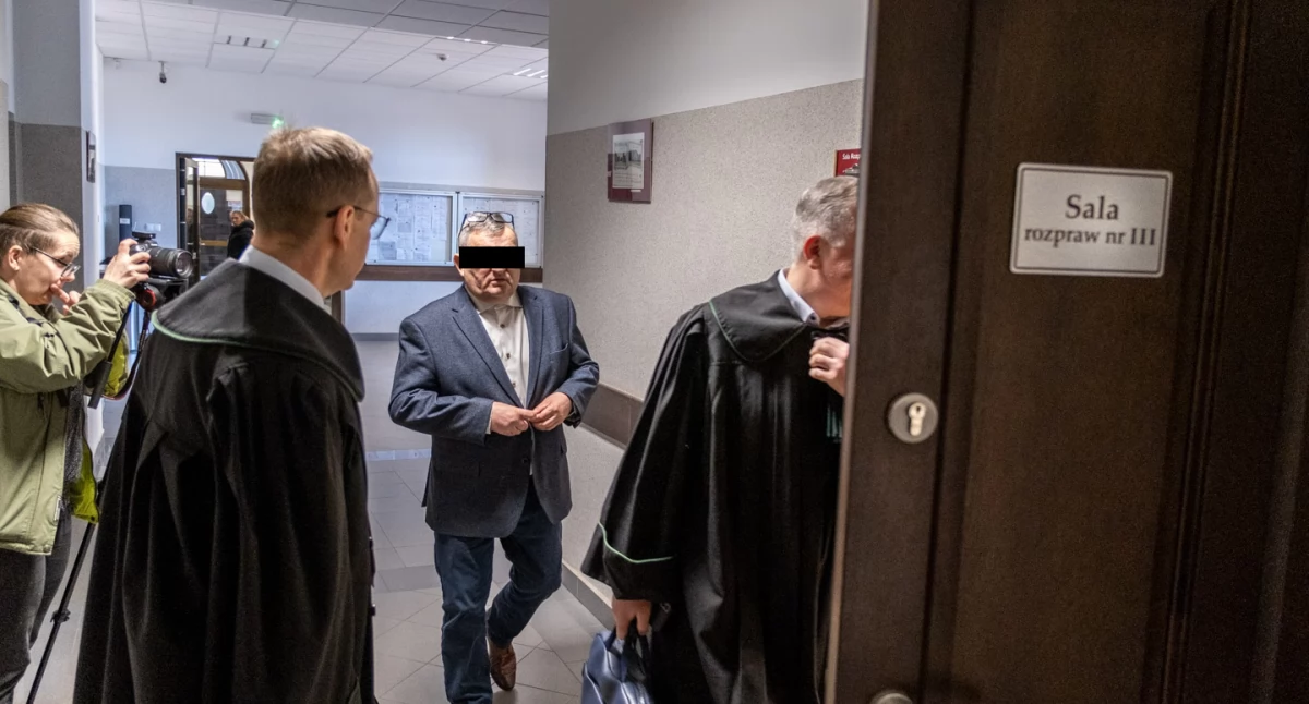 Sąd i Prokuratura, Radny Eugeniusz przed sądem Kradłem siebie żeby pomóc innym - zdjęcie, fotografia