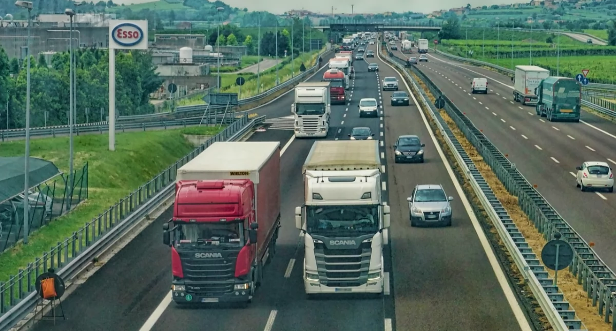 Artykuł sponsorowany, Licencja transportowa kiedy potrzebna uzyskać - zdjęcie, fotografia