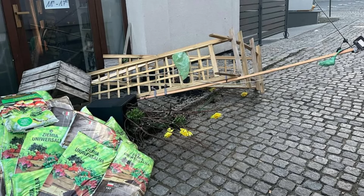 Kronika policyjna, Wandalizm Placu Jagiellońskim zniszczona ekspozycja kwiaciarni - zdjęcie, fotografia