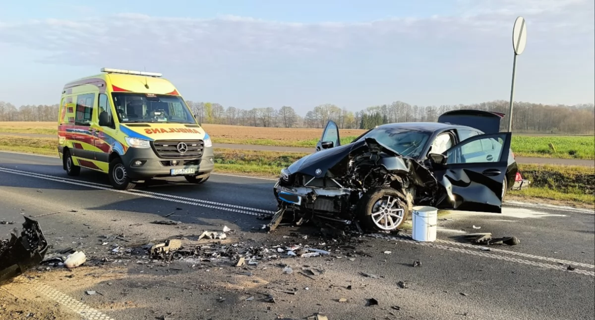 Wypadek, szczegóły wypadku Tucholą Strażacy Bysławia opisują przebieg akcji ratunkowej - zdjęcie, fotografia