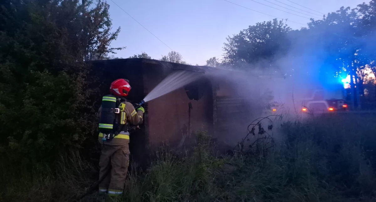 Pożar, Kolejny pożar pustostanu Nieżychowicach miejscu cztery jednostki Chojnice - zdjęcie, fotografia
