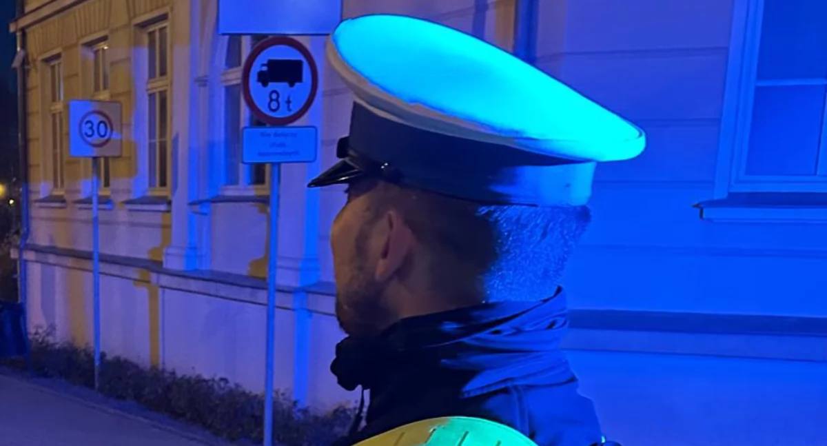 Kronika policyjna, Policjant Chojnic uratował pasażerkę samolotu lecącego Tunezji - zdjęcie, fotografia
