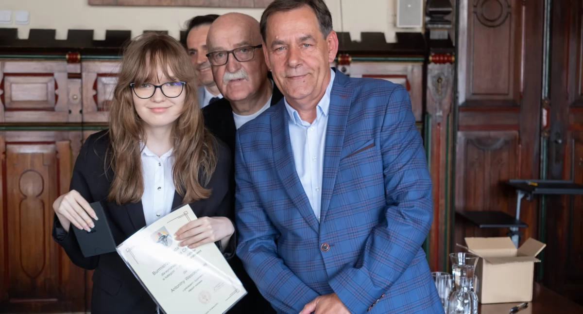 Edukacja, Najlepsi uczniowie Chojnic nagrodzeni przez burmistrza - zdjęcie, fotografia