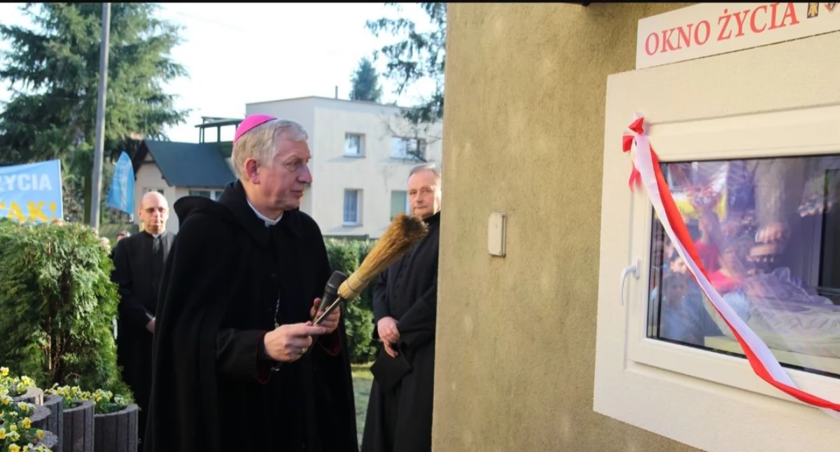 fot. Bazylika Mniejsza w Chojnicach. Biskup Ryszard Kasyna poświęcił Okno Życia podczas 17. Marszu dla życia 2 2018 roku.