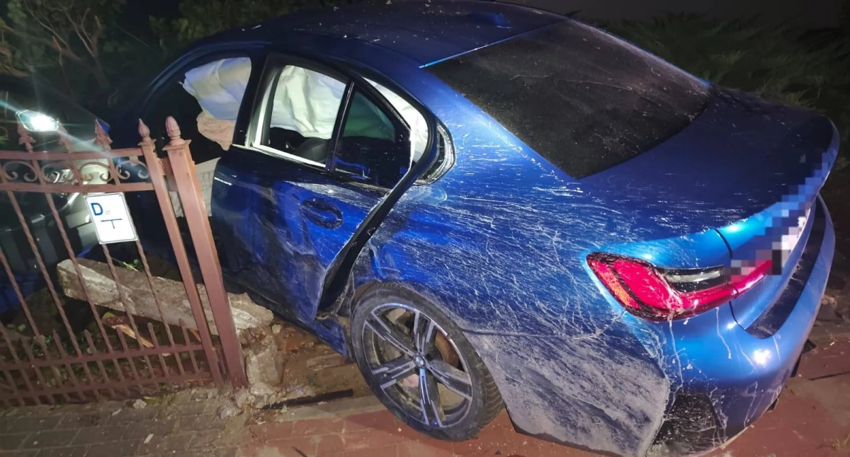 Wypadek, Wypadek Krojantach pijany kierowca agresywny pasażer zniszczone ogrodzenia - zdjęcie, fotografia