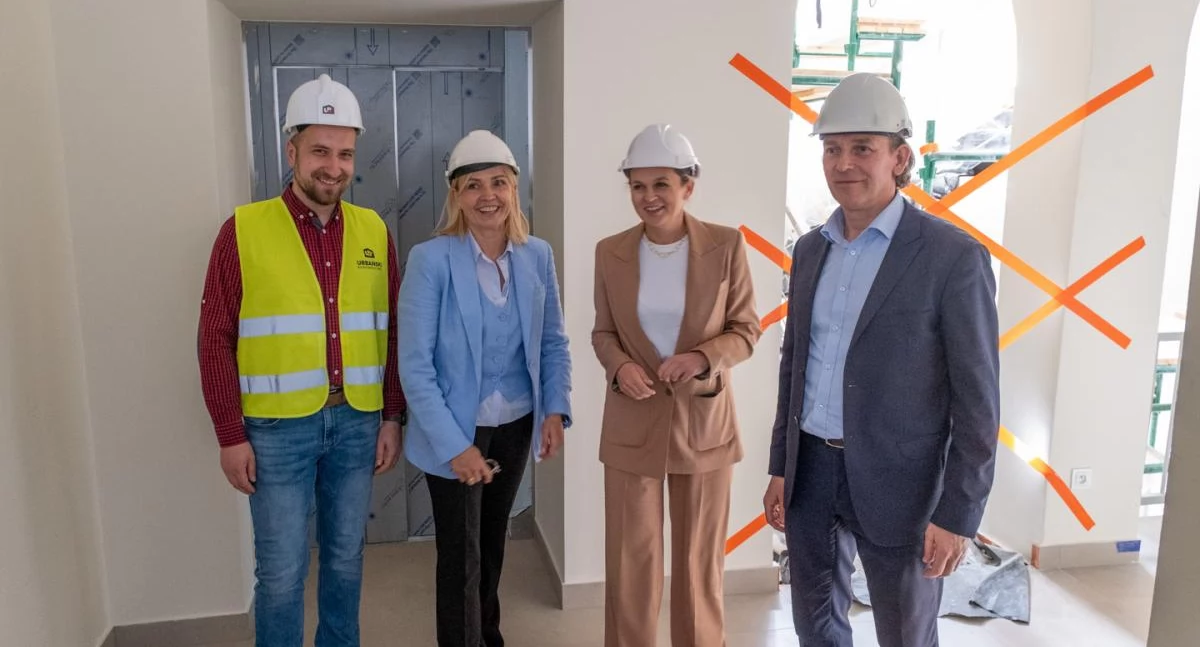 Jeszcze w maju minister Barbara Nowacka wizytowała remontowaną szkołę.