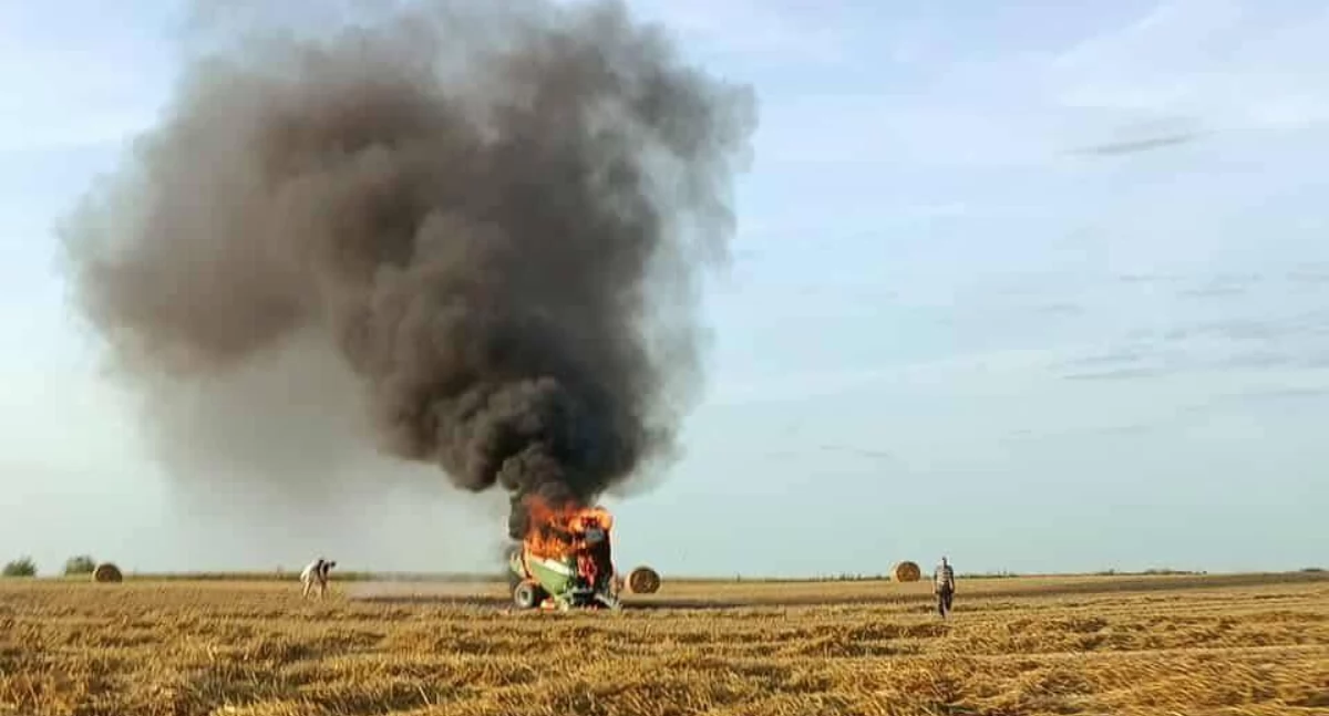 Pożar, Strażacy sześciu jednostek akcji pożar prasy słomy - zdjęcie, fotografia