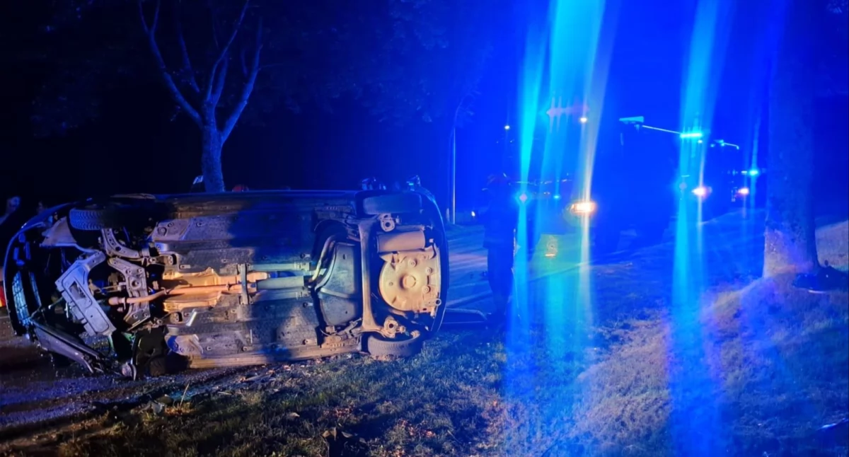 Wypadek, Dachowanie samochodu osobowego Czartołomiu AKTUALIZACJA - zdjęcie, fotografia