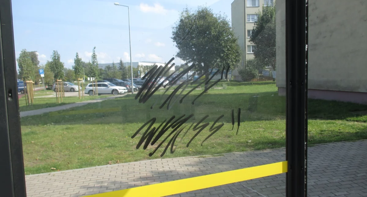Inwestycje i remonty, Wiceburmistrz ironicznie apeluje „artysty” który bazgrze przystanki znaki drogowe - zdjęcie, fotografia