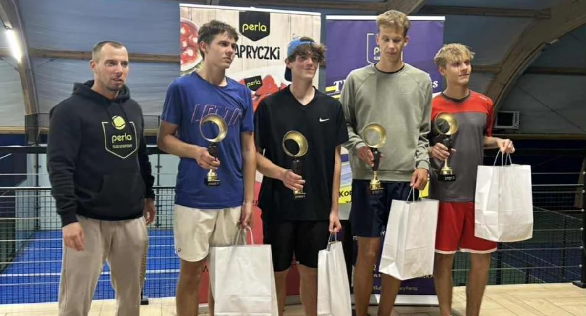 Sport - inne dyscypliny, Młodzi chojniczanie pucharami turnieju tenisa ziemnego Perla Słupsku - zdjęcie, fotografia
