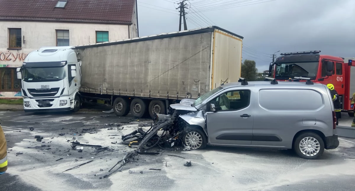 Wypadek, Zderzenie ciężarówki osobówką Barkowie osoby trafiły szpitala - zdjęcie, fotografia