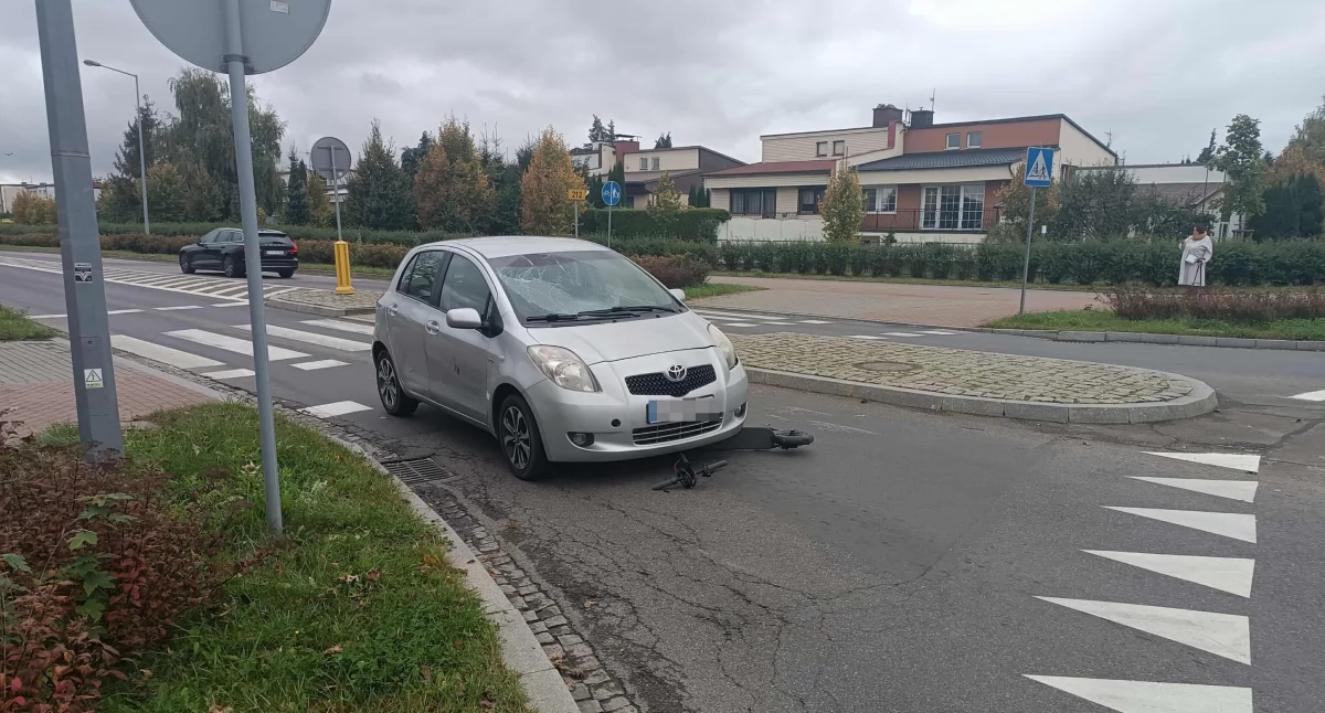 Wypadek, ustąpiła pierwszeństwa kierowcy hulajnogi kolizja rondzie Chojnicach - zdjęcie, fotografia