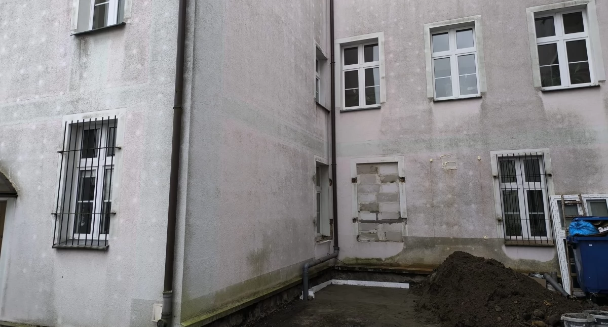 Inwestycje i remonty, Człuchowski ratusz będzie bardziej dostępny osobom niepełnosprawnym Ruszyła budowa windy - zdjęcie, fotografia