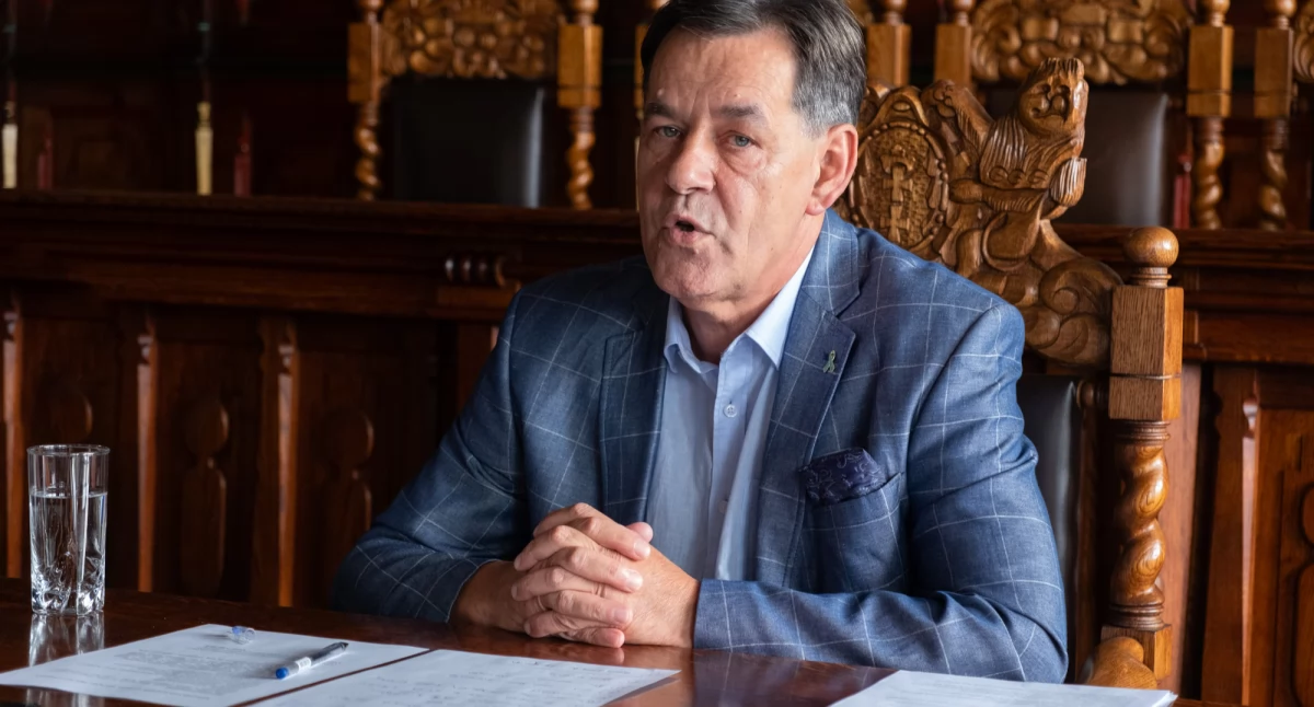 Wydatki publiczne, Burmistrz Arseniusz Finster zapowiada ujednolicenie stawek koniec ekologicznego ogrzewania - zdjęcie, fotografia