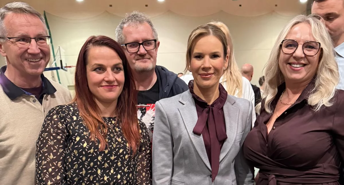 Akcje charytatywne, Angelika Sobkowiak wśród wolontariuszy finału akcji Paczka Rodaka Bohatera Kresach - zdjęcie, fotografia