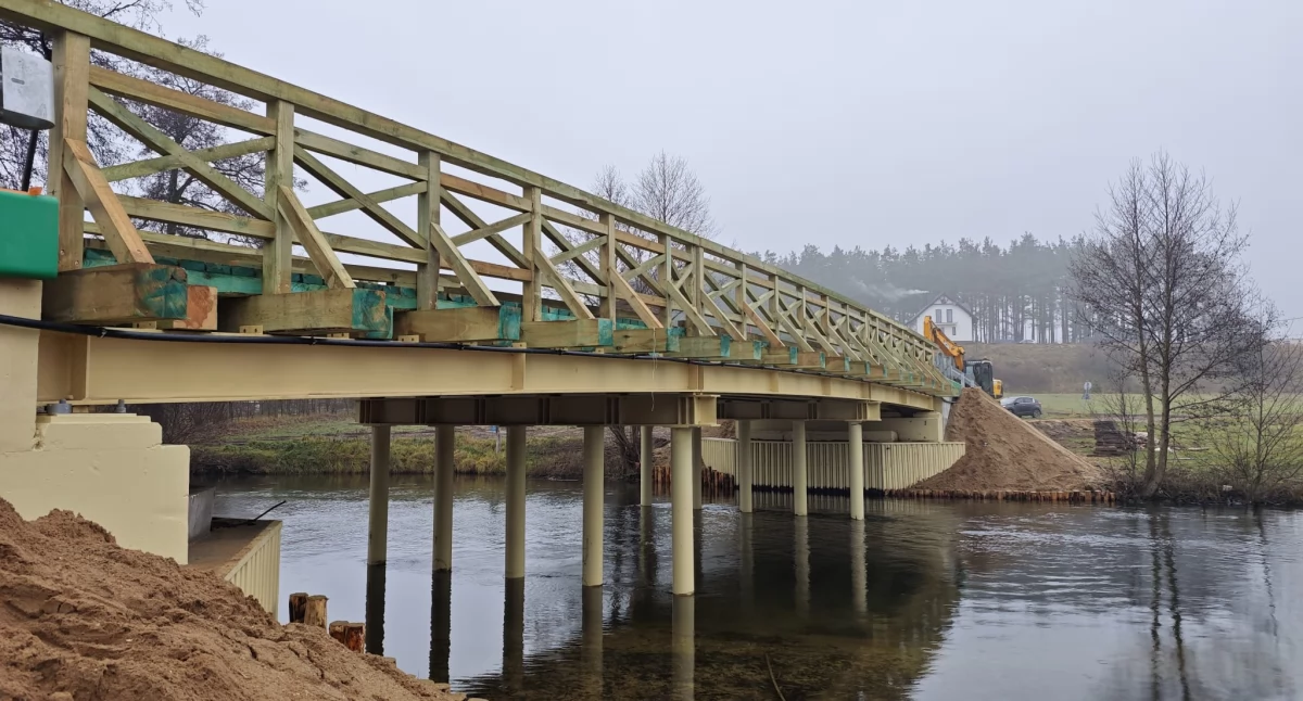 Inwestycje i remonty, Kamionce remoncie Powiat prowadzi prace przeprawą Brdą - zdjęcie, fotografia