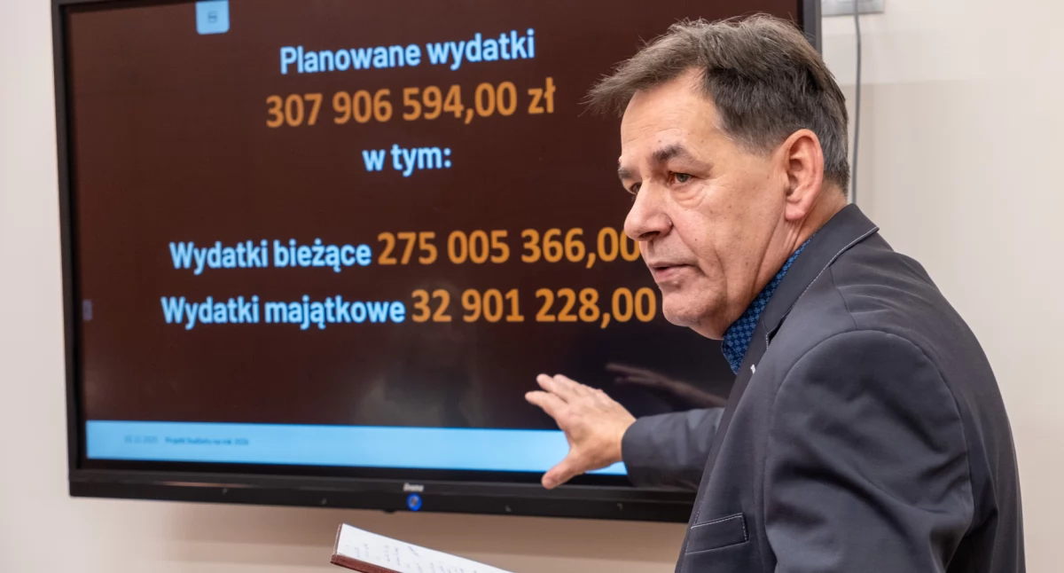 Wydatki publiczne, Arseniusz Finster prezentuje projekt budżetu Kamil Kaczmarek ostro zadłużeniu miasta - zdjęcie, fotografia