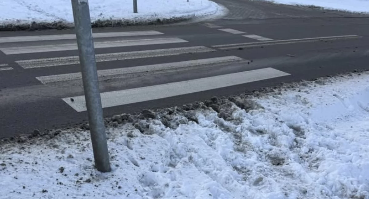 Droga odśnieżona, chodnik odśnieżony, a przejście dla pieszych zasypane.