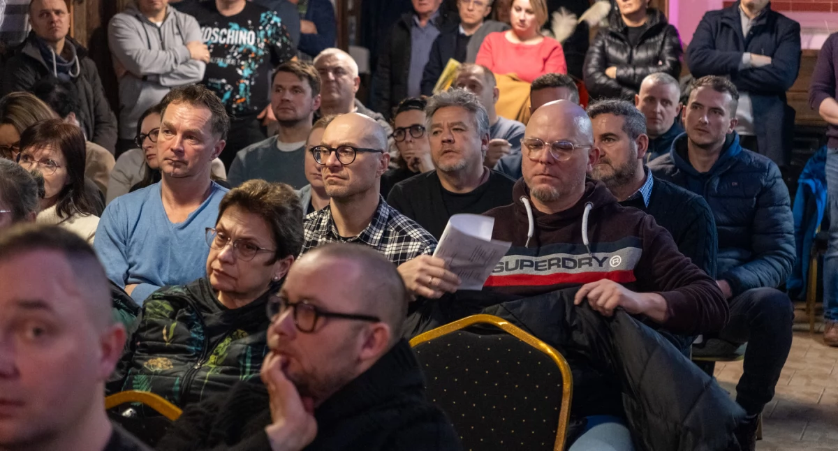 Wydarzenia publiczne, Burzliwe zebranie Chojniczkach Spór maszt otulinie Strugi Jarcewskiej - zdjęcie, fotografia