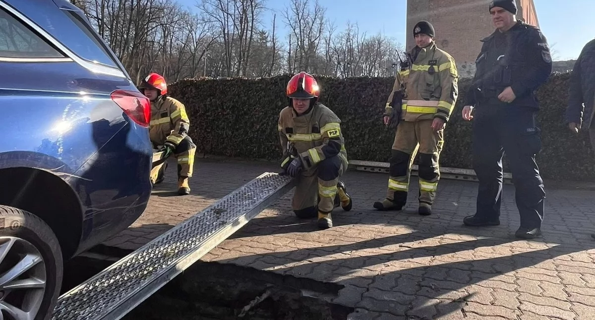 Kronika policyjna, Zapadlisko autami zamku! Parking Człuchowie nagle osunął - zdjęcie, fotografia