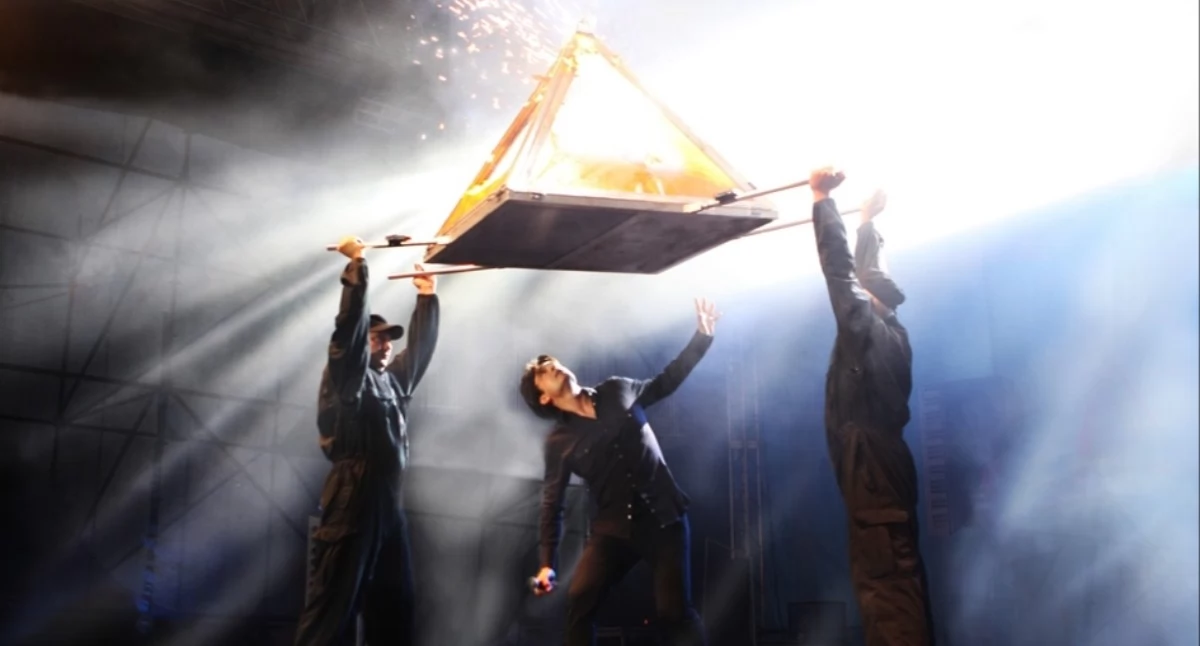 Teatr, okazja obejrzenia lewitacji przechodzenia przez materię Maciej - zdjęcie, fotografia